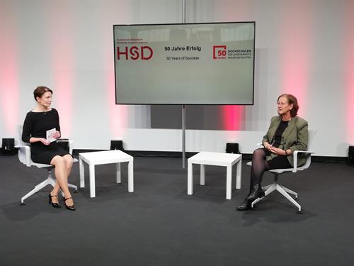 Simone Fischer (li.) im Interview mit der HSD-Präsidentin Prof. Dr. Edeltraud Vomberg…